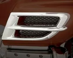Show Chrome Accessories サイドフェーリングエンブレムアクセント（ホンダ GL1800 ゴールドウィング用、品番52-815）
